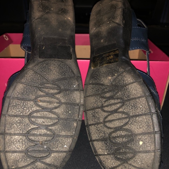 Classique Women’s Navy Sandals. I think they’re an 8.5. - Picture 3 of 3